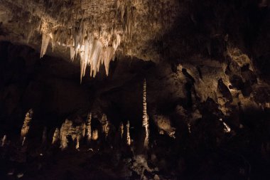 ABD 'deki Carlsbad Mağaraları Ulusal Parkı' ndaki sahne aydınlatmalı mağara.