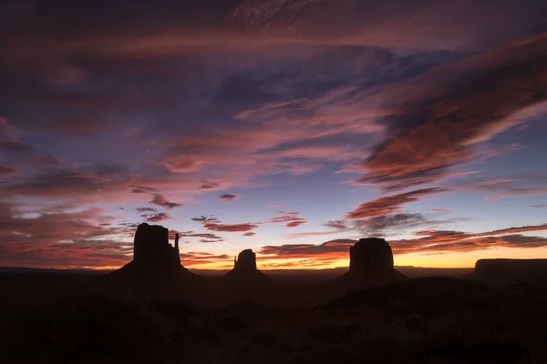 Arizona Abd Deki Anıt Vadisi Üzerinde Muhteşem Bir Gün Doğumu — Stok fotoğraf