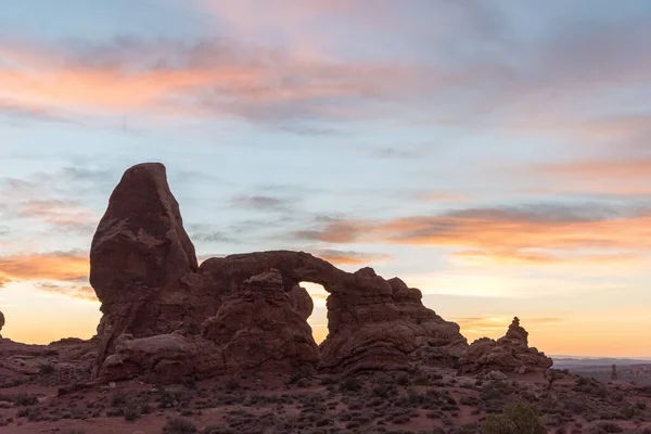 Pôr Sol Sobre Arco Torre Parque Nacional Dos Arcos Eua — Fotografia de Stock