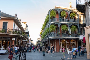 New Orleans 'ın Fransız Mahallesi' ndeki tarihi binada tipik bir balkon.