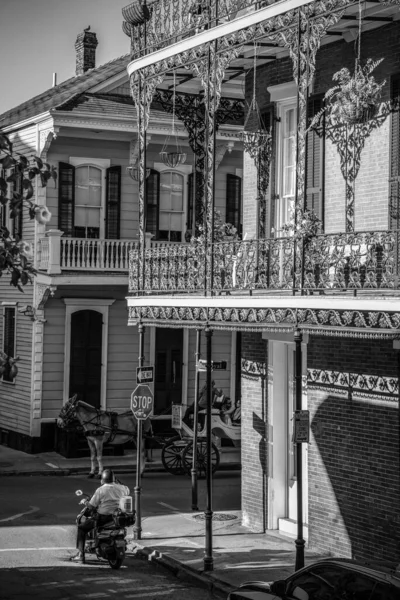 アメリカ合衆国ニューオーリンズのフランス地区にある歴史的建造物の風光明媚な典型的なバルコニー — ストック写真