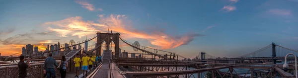 Ünlü Brooklyn Köprüsü Üzerinden Gece Geliyor New York City Abd — Stok fotoğraf