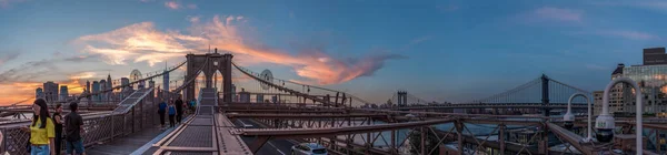 Ünlü Brooklyn Köprüsü Üzerinden Gece Geliyor New York City Abd — Stok fotoğraf