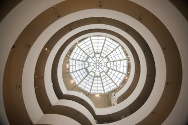 New York, ABD 'deki ünlü Guggenheim müzesinde Atrium ve merdivenler.