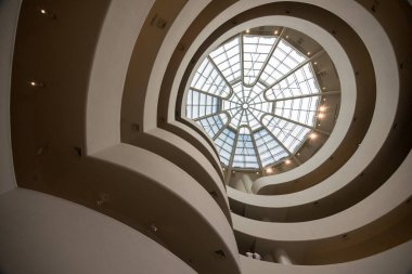 New York, ABD 'deki ünlü Guggenheim müzesinde Atrium ve merdivenler.