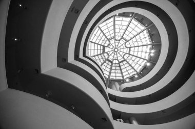 New York, ABD 'deki ünlü Guggenheim müzesinde Atrium ve merdivenler.