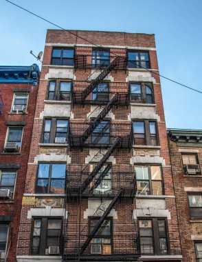 Geleneksel yangın merdivenleri New York 'un apartmanının ön cephesinde, ABD
