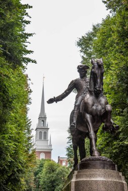 Boston, ABD 'deki Paul Revere heykeli ve Eski Kuzey Kilisesi