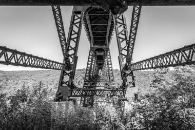 Pennsylvania, ABD 'deki bir kasırga sonrası tarihi Kinzua tren köprüsü yıkıldı.