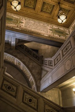 Chicago, ABD 'deki eski bir binada birkaç merdiven geçiyor.