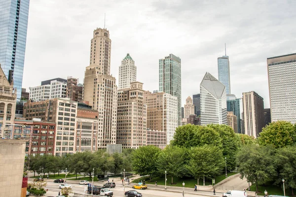 アメリカ シカゴのダウンタウンの高層ビルを印象づける — ストック写真