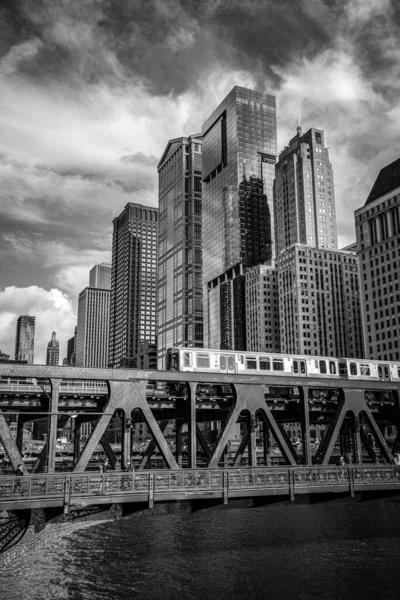 시카고의 디어본 스트리트 브리지를 가로지르는 지하철 — 스톡 사진