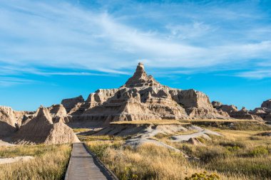 Badlands Ulusal Parkı 'nda Güney Dakota, ABD' deki pürüzlü tepelere giden bir patika.