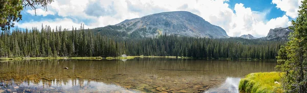 Lago Calmo Spruce Meio Das Montanhas Rochosas Eua — Fotografia de Stock