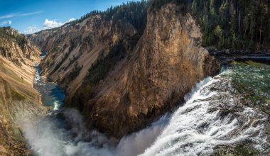 Nehir Yellowstone, ABD 'nin popüler Büyük Kanyonu' ndan akıyor.