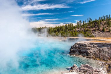 Yellowstone Ulusal Parkı 'nda açık mavi renkli sıcak havuz, ABD