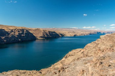 Washington eyaletindeki devasa Columbia nehri, ABD 'deki suyu çevreleyen kuru bir arazi.