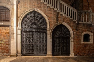 İtalya, Venedik 'teki Rialto Pazarı' na yakın iki güzel kapı.