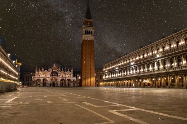 Empty Marks Square Και Φωτισμένη Βασιλική Νωρίς Πρωί Βενετία Ιταλία — Φωτογραφία Αρχείου