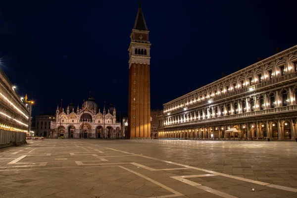 Empty Marks Square Και Φωτισμένη Βασιλική Νωρίς Πρωί Βενετία Ιταλία — Φωτογραφία Αρχείου