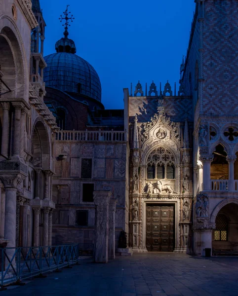 Empty Marks Square Illuminated Basilica Early Morning Venice Italy —  Fotos de Stock