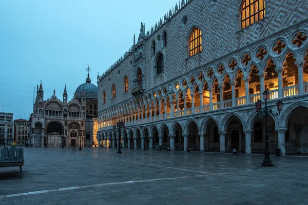 Φωτισμένο Παλάτι Doge Στη Βενετία Νωρίς Πρωί Ιταλία — Φωτογραφία Αρχείου