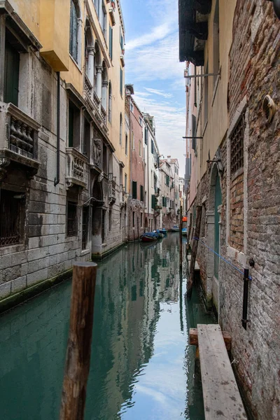 Úzký Kanál Zrcadlící Okolní Domy Benátky Itálie — Stock fotografie