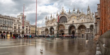 Venedik 'teki St. Mark Meydanı Kötü Hava ve Yüksek Gelgit sırasında, İtalya