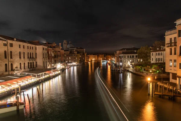 Άποψη Για Canal Grande Νύχτα Σκάφη Που Περνούν Βενετία Ιταλία — Φωτογραφία Αρχείου