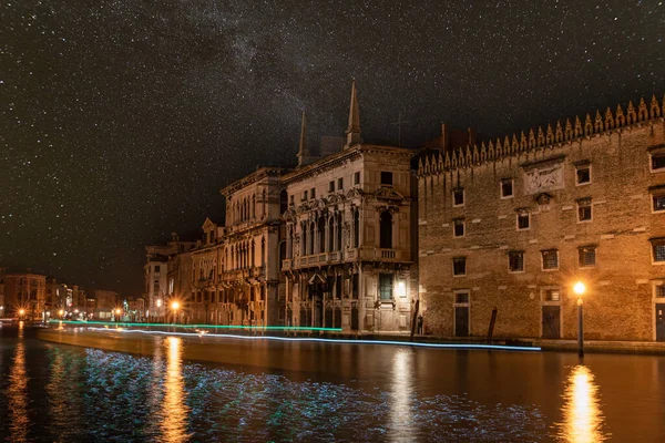 Kilátás Canal Grande Éjszaka Csónakok Elhaladó Velence Olaszország — Stock Fotó
