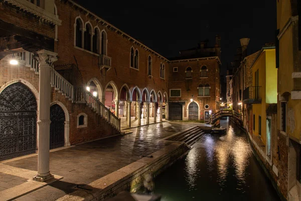 Ένα Κανάλι Κάπου Στο San Polo District Στη Βενετία Νύχτα — Φωτογραφία Αρχείου