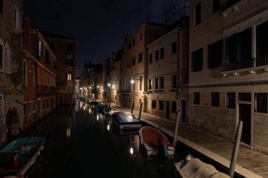 Cannaregio Bölgesindeki huzurlu kanal Gece, Venedik, İtalya
