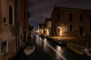 Cannaregio Bölgesindeki huzurlu kanal Gece, Venedik, İtalya