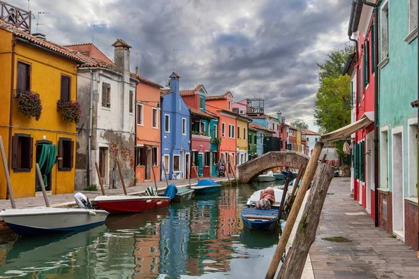Barevné Domy Buranu Pod Malebnou Oblohou Ostrov Benátky Itálie — Stock fotografie