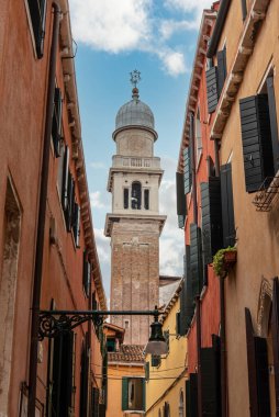 Venedik, İtalya 'da dar bir sokaktan Romanesk bir kilise kulesi manzarası