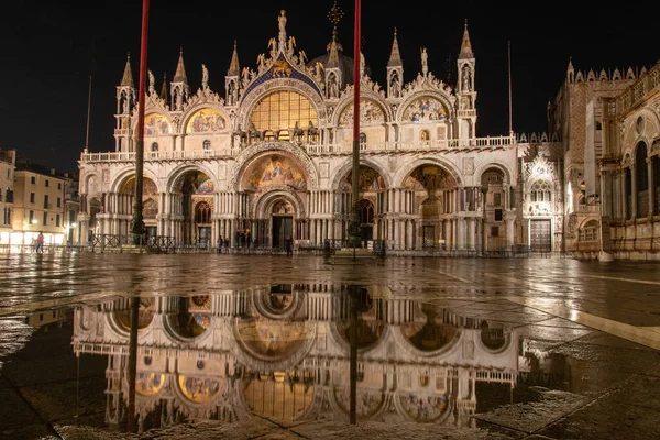 Αντικατοπτρίζοντας Βασιλική Του Αγίου Μάρκου Νύχτα Βενετία Ιταλία — Φωτογραφία Αρχείου