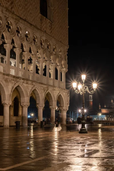 Φωτισμένο Παλάτι Doge Νύχτα Βενετία Ιταλία — Φωτογραφία Αρχείου