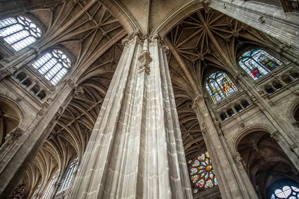 Höga Pelare Och Vackert Utsmyckade Tak Den Gotiska Kyrkan Saint — Stockfoto