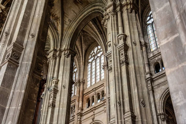 Höga Pelare Och Vackert Utsmyckade Tak Den Gotiska Kyrkan Saint — Stockfoto