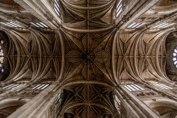 Höga Pelare Och Vackert Utsmyckade Tak Den Gotiska Kyrkan Saint — Stockfoto