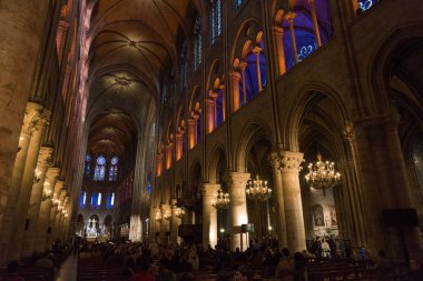 Fransa 'daki yangından önce Paris' teki Notre Dame Katedrali 'ne sanatsal ışık kurulumu