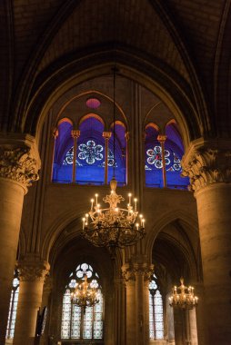 Fransa 'daki yangından önce Paris' teki Notre Dame Katedrali 'ne sanatsal ışık kurulumu