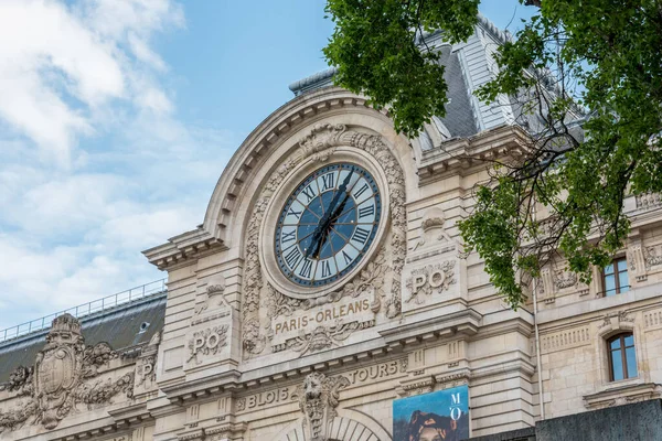 フランス パリのオルセー美術館の正面にある古典的な時計 — ストック写真