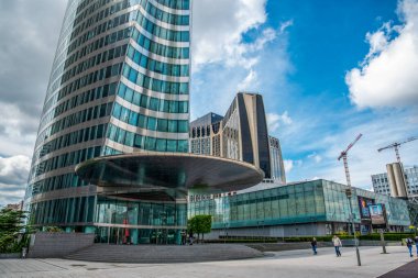 Fransa, Paris 'teki La Defense bölgesinde cam cepheli gökdelenler