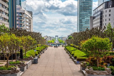 La Defense District 'deki Esplanade du Charles de Gaulle, Doğu' ya bakın Zafer Takı, Paris, Fransa