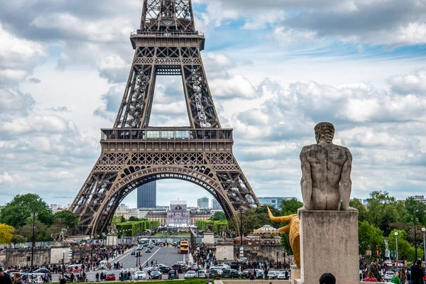 View Eiffel Tower Trocadero Garden Stone Sculpture Garden Foreground Paris — стоковое фото