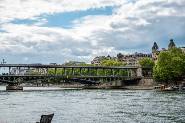 Metro Przecinające Most Bir Hakeim Nad Sekwaną Paryżu Francja — Zdjęcie stockowe