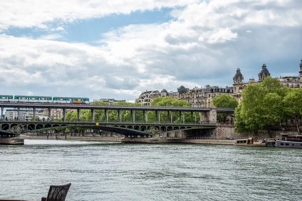 Metro Przecinające Most Bir Hakeim Nad Sekwaną Paryżu Francja — Zdjęcie stockowe