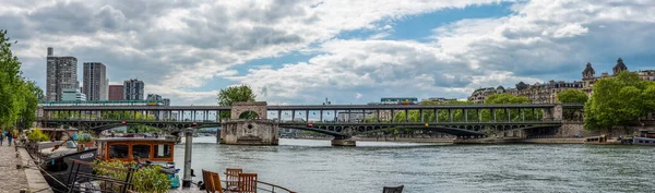 Metro Crossing Bridge Bir Hakeim Seine Paris France —  Fotos de Stock