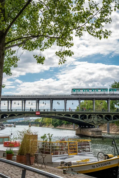 Metro Crossing Bridge Bir Hakeim Seine Paris France — Stockfoto